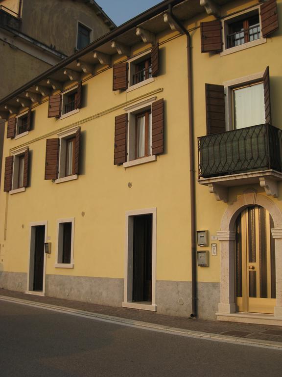 Appartamento giallo Costermano Camera foto